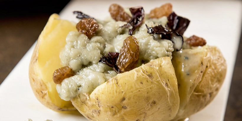 Papillote de pommes de terre sous la cendre avec fondue de rosso imperiale, 