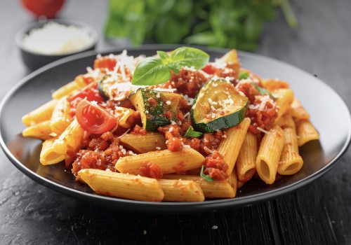 Pasta al sugo con zucchine e Roccolo