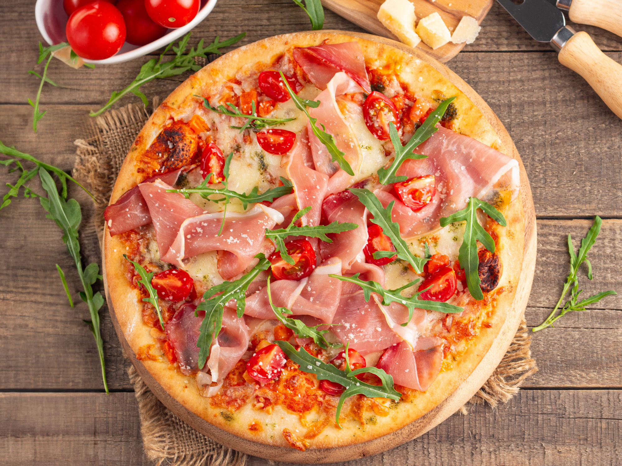 Pizza con Rosso Imperiale e Prosciutto Crudo di Parma Dop